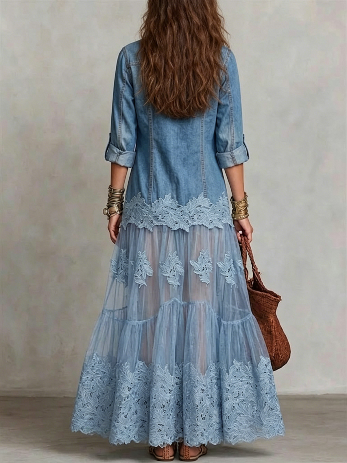 Vestido de mezclilla con escote en V, largo hasta el tobillo, con apliques, paneles de encaje recortados y una silueta fluida.