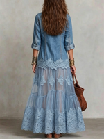 Vestido de mezclilla con escote en V, largo hasta el tobillo, con apliques, paneles de encaje recortados y una silueta fluida.