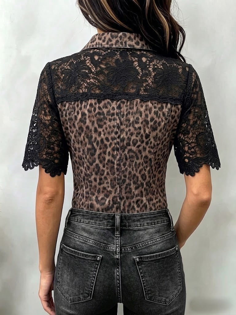 Camisa casual de mezclilla con estampado de leopardo y paneles de encaje