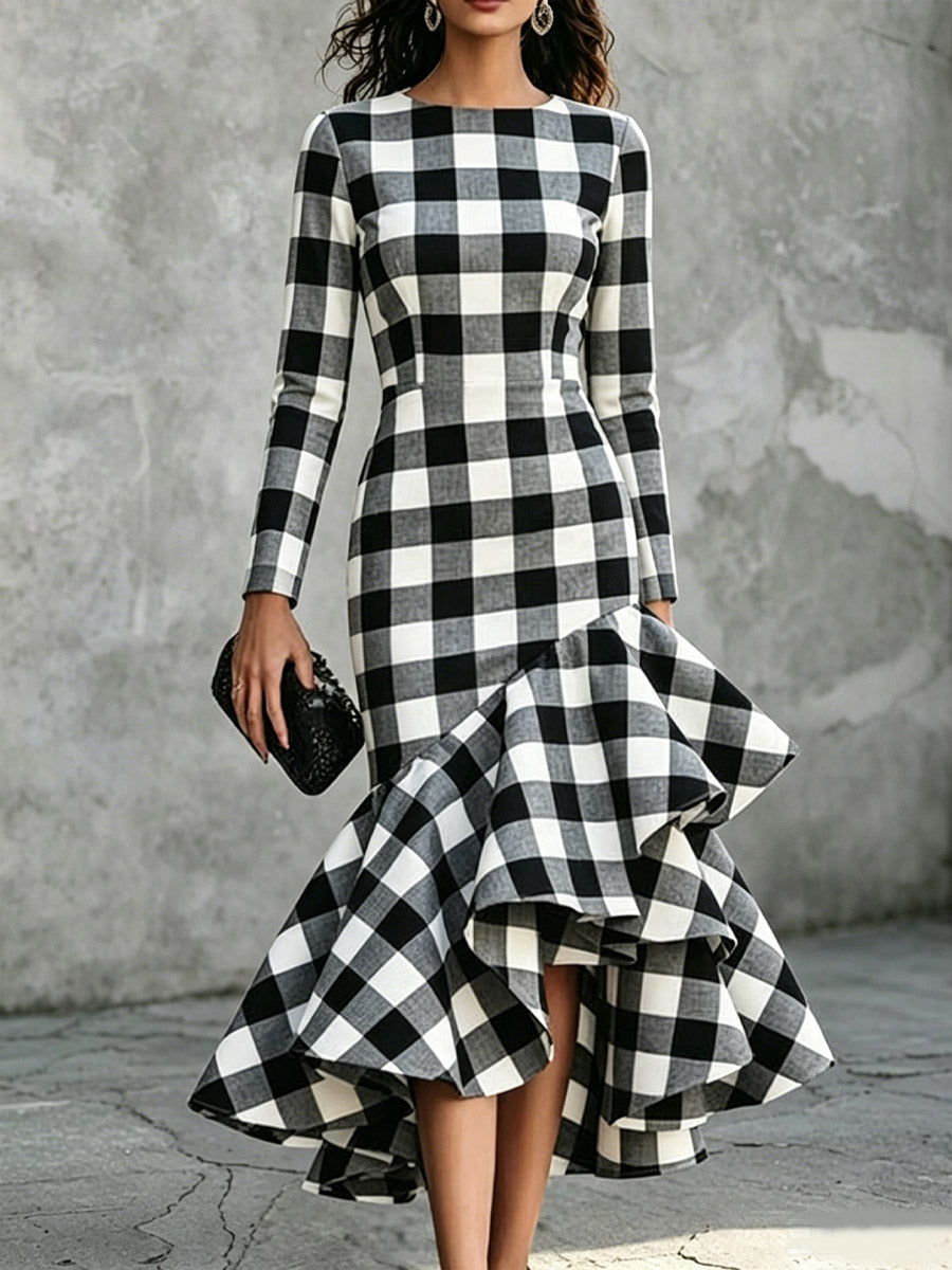 Vestido largo de manga larga para mujer, estilo artístico casual, con estampado de cuadros en blanco y negro y dobladillo con volantes.