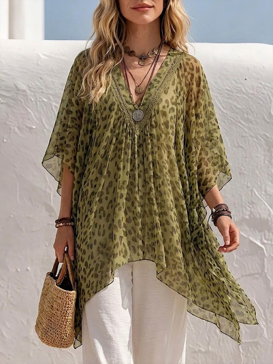 Urban-Stil Chiffon-Top mit Leopardenmuster, V-Ausschnitt und Spitzenbesatz.