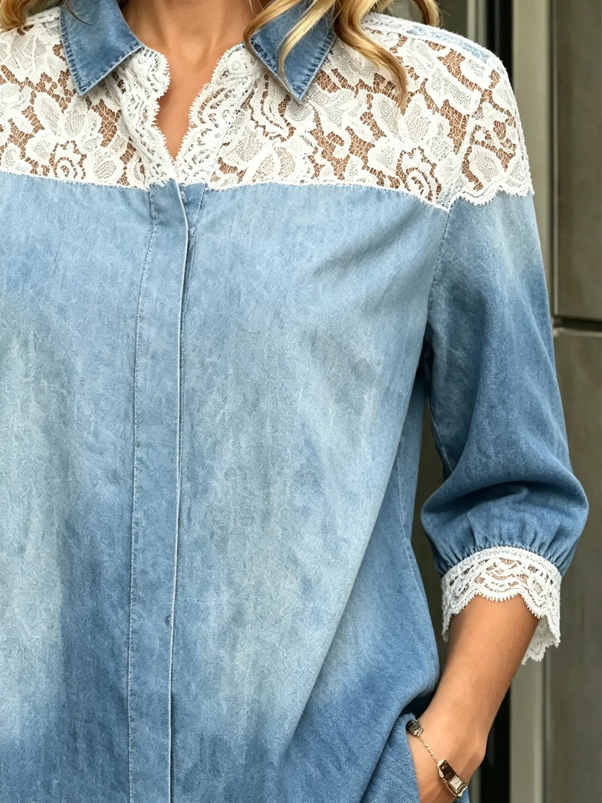 Damenbluse mit Blumen-Spitzenbesatz aus gewaschenem Denim, 3/4-Arm