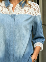 Damenbluse mit Blumen-Spitzenbesatz aus gewaschenem Denim, 3/4-Arm