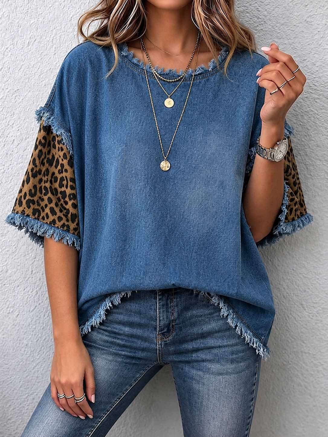 Lässiges Denim-Oberteil mit Leopardenmuster-Ärmeln und rohen Kanten