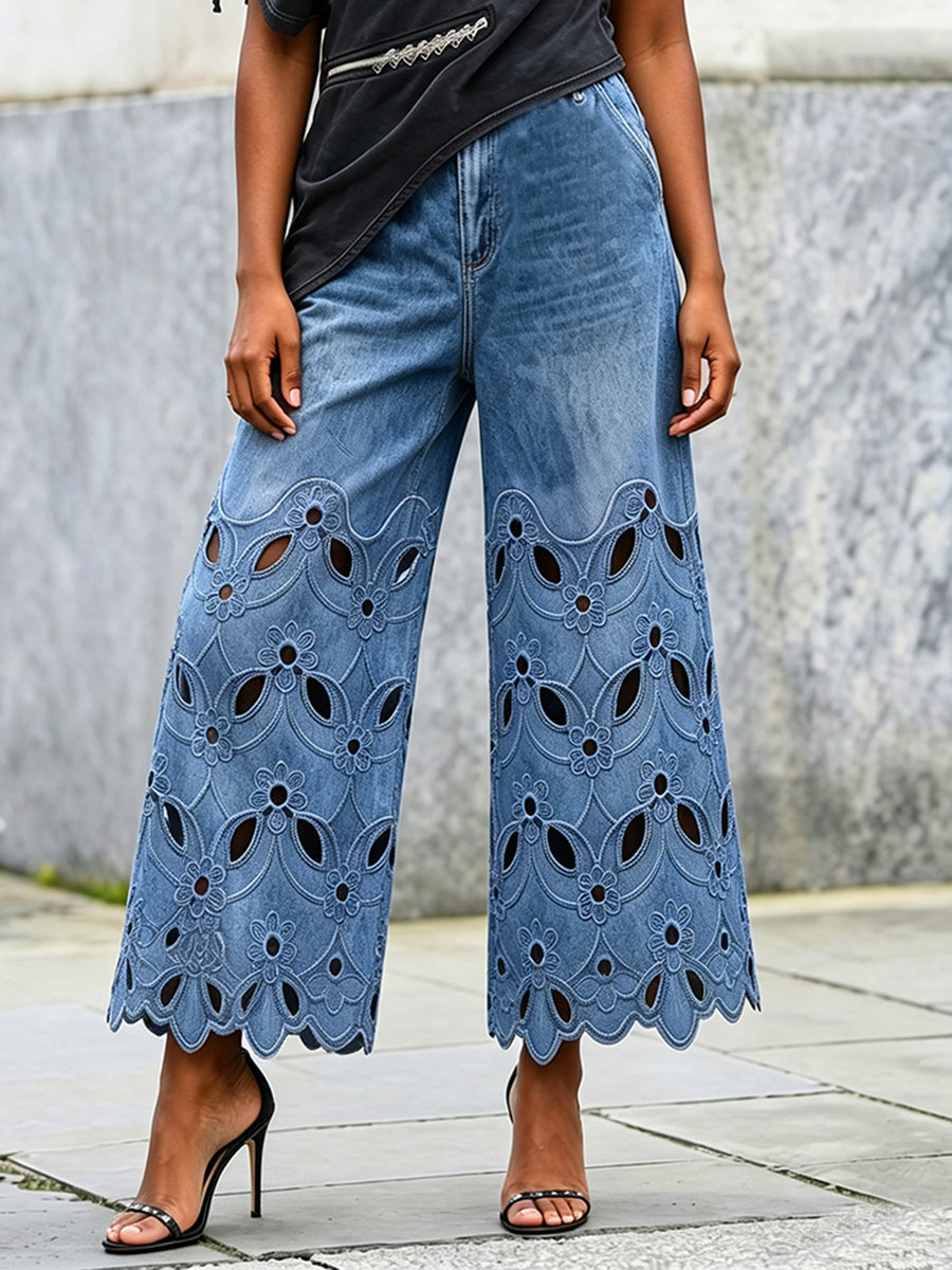 Jeanshose im Vintage-Stil mit floraler Stickerei, kurz geschnitten
