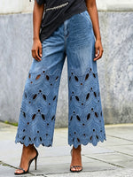 Jeanshose im Vintage-Stil mit floraler Stickerei, kurz geschnitten
