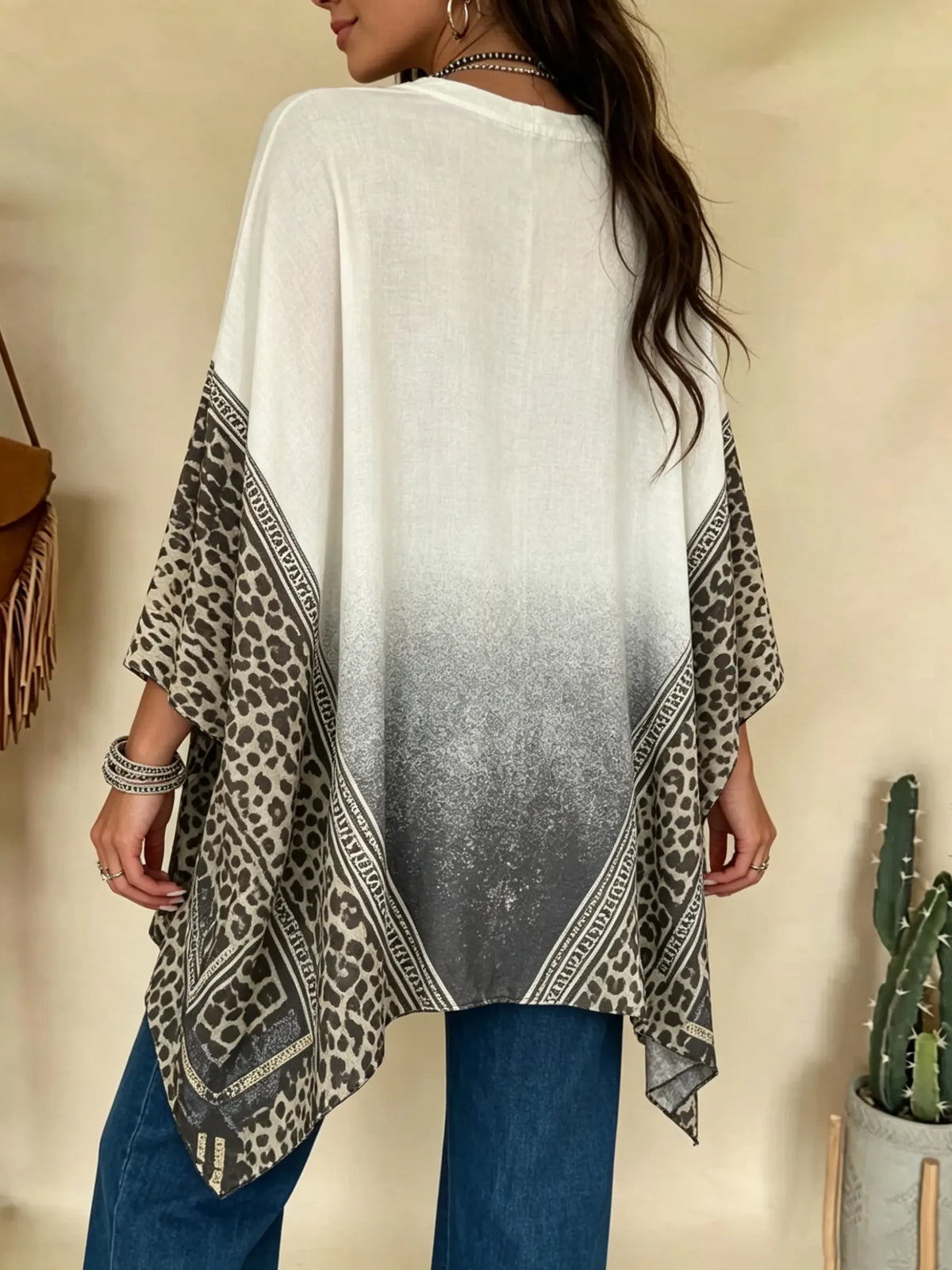 Túnica étnica para mujer con estampado geométrico de diamantes y leopardo, escote en V, manga murciélago irregular y diseño de parches.