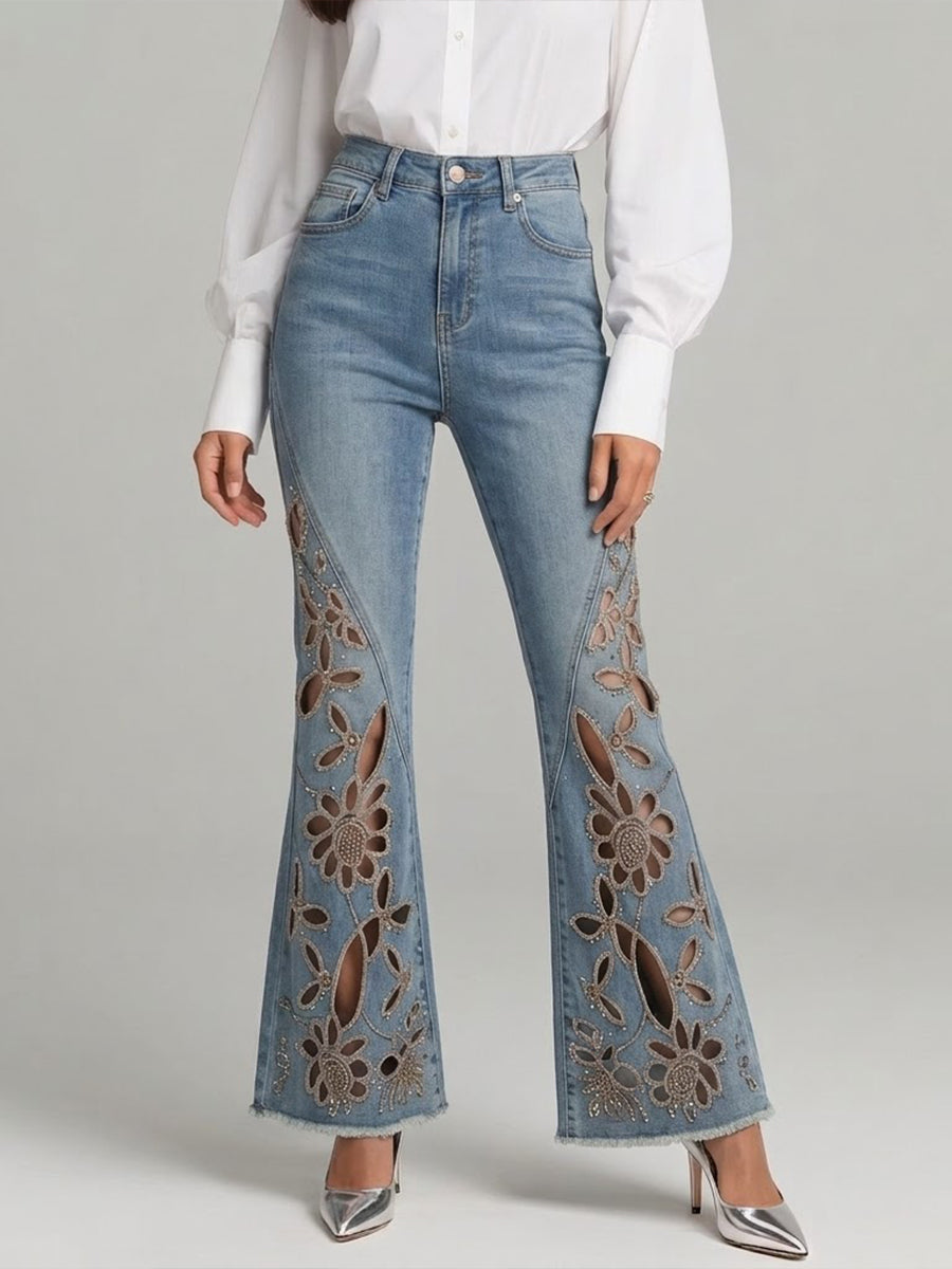 Bohemiska jeans med broderade strassstenar och utsvängd passform