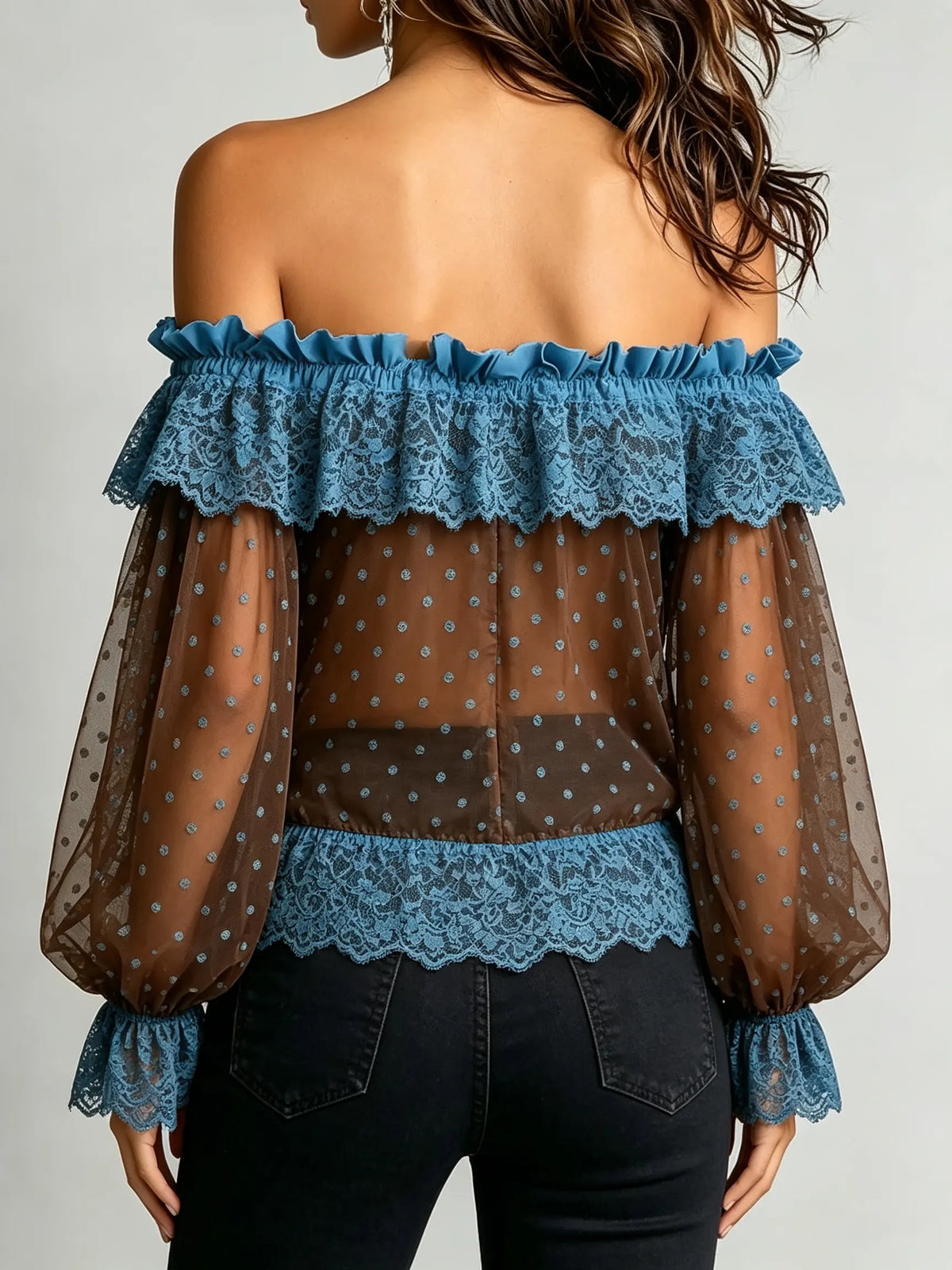Damen-Top mit Carmenausschnitt, Spitzenbesatz und Polka-Dots