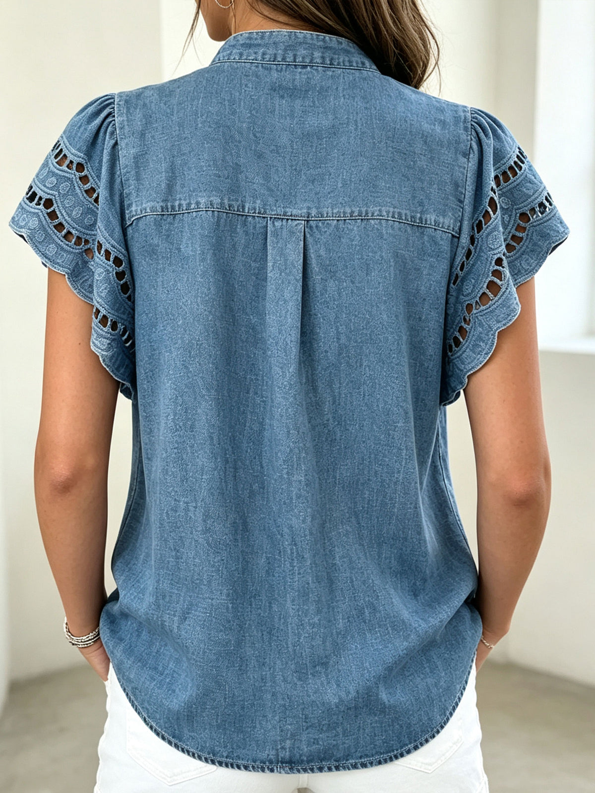 Damen-Jeanshemd mit Lochstickerei, Rüschen, kurzen Ärmeln mit Kappensaum und Stehkragen mit Knopfleiste