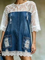 Vestito corto da donna in denim consumato con maniche in pizzo