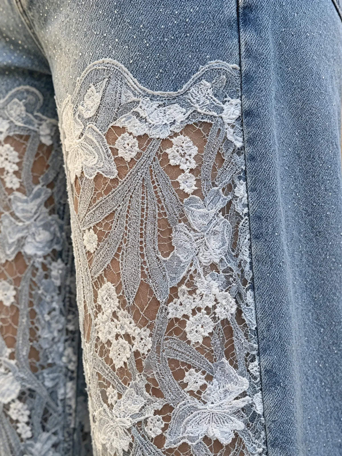 Jeans con patchwork y recortes de encaje para mujer