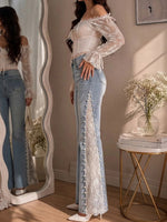 Schlanke Jeans mit weitem Bein, Spitzenbesatz, Farbblockierung und Perlenverzierung