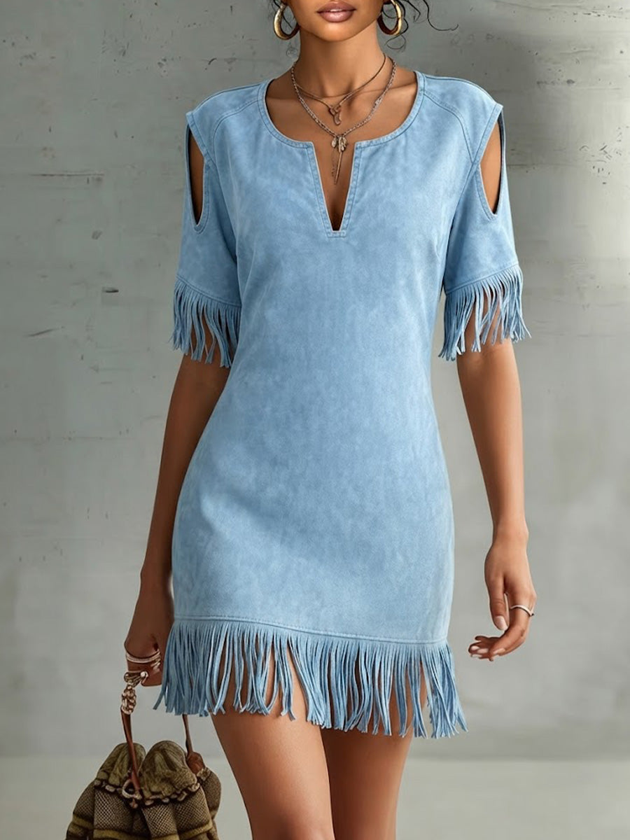 Midi-Kleid mit V-Ausschnitt, schulterfrei, kurzen Ärmeln und lockerem Schnitt aus Kunstwildleder mit Fransen-Details – perfekt für einen Urlaubslook.