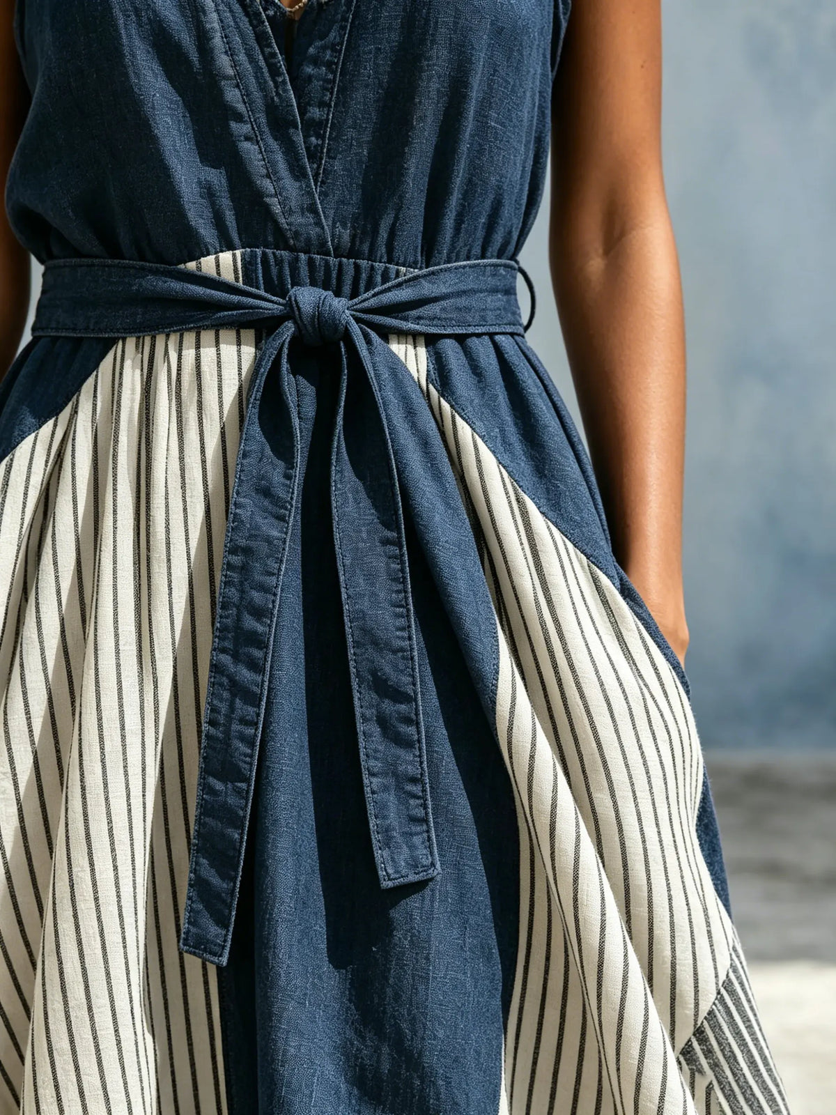 Maxikleid für Damen mit vertikalen Streifen, Colorblock-Design, V-Ausschnitt, ärmellos und Taillengürtel aus Denim