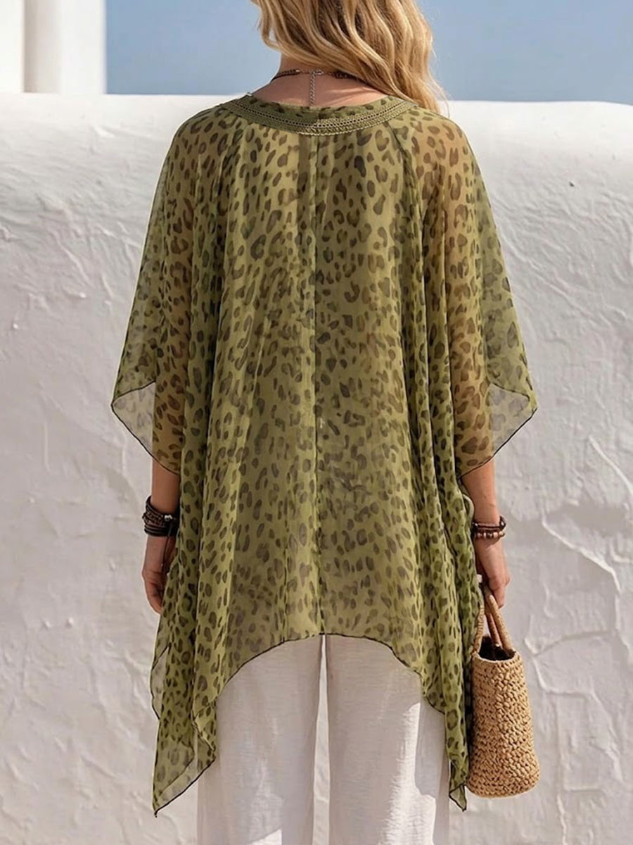 Urban-Stil Chiffon-Top mit Leopardenmuster, V-Ausschnitt und Spitzenbesatz.