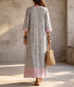 Vestido casual de lino y algodón con una mezcla de estampados de cebra y rayas.