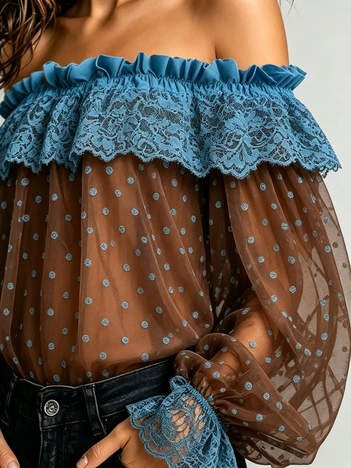 Damen-Top mit Carmenausschnitt, Spitzenbesatz und Polka-Dots