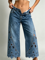 Jeans a gamba larga corti con ritagli floreali chic