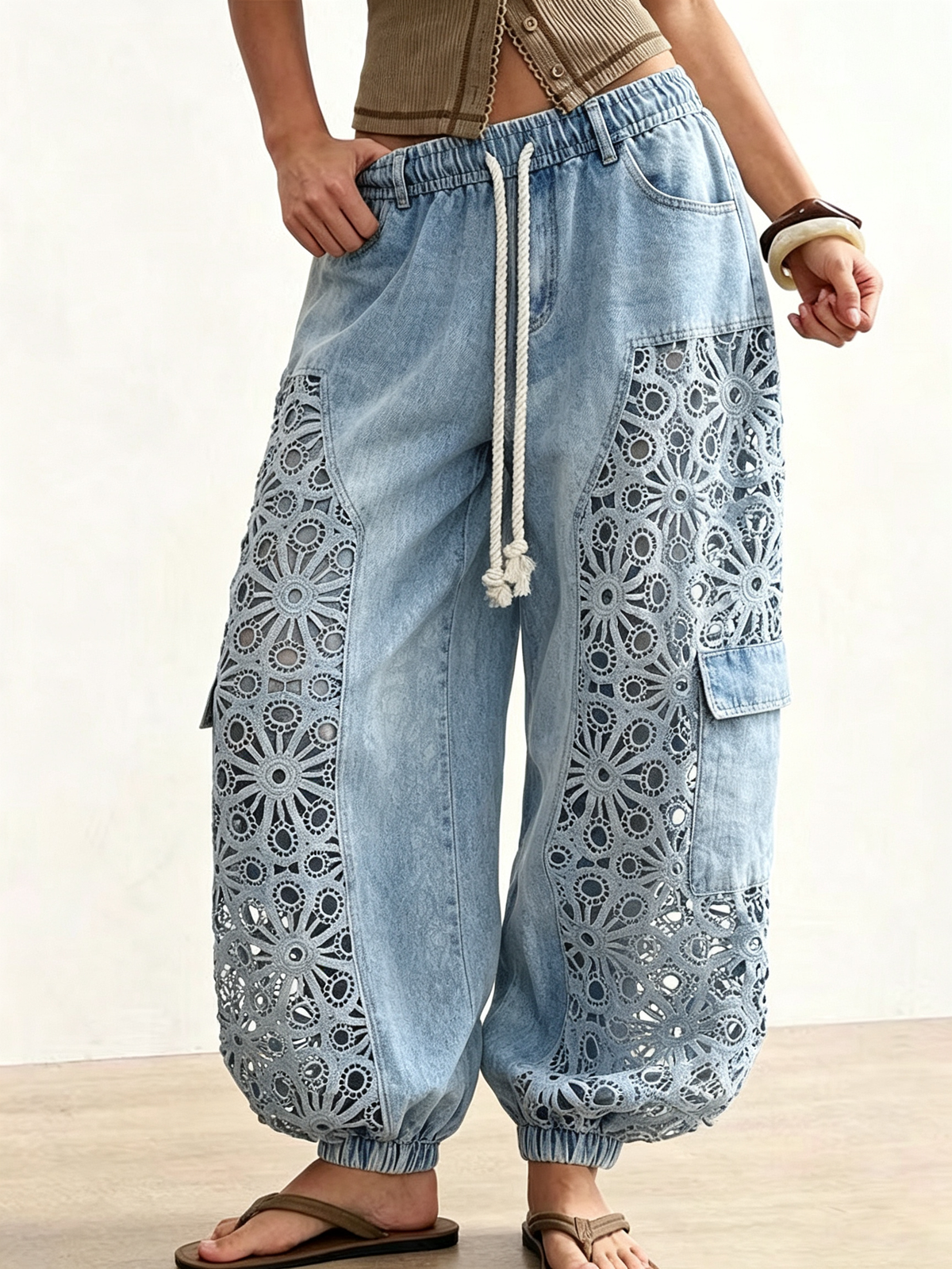 Damen-Jeans mit Kordelzug, Ballonform und Spitzeneinsätzen