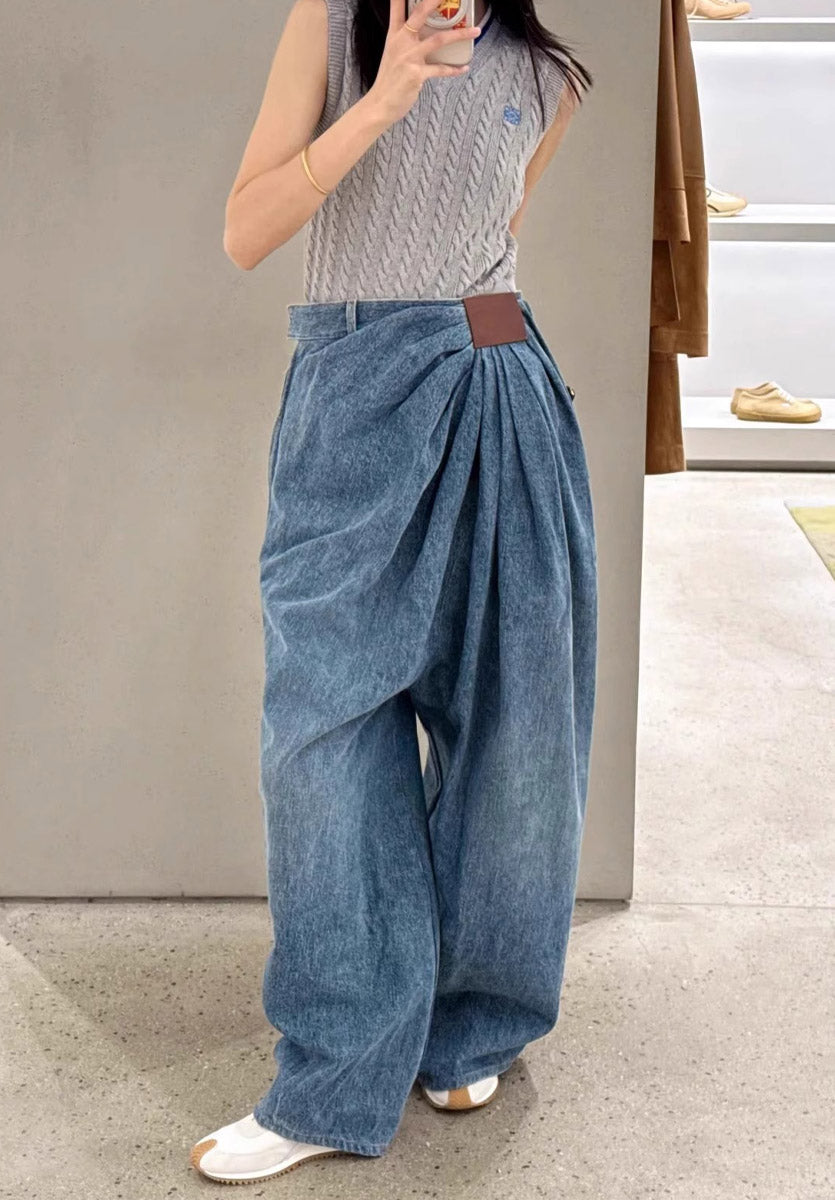 Pantaloni di jeans alla moda, larghi, asimmetrici con arricciature in stile casual retrò