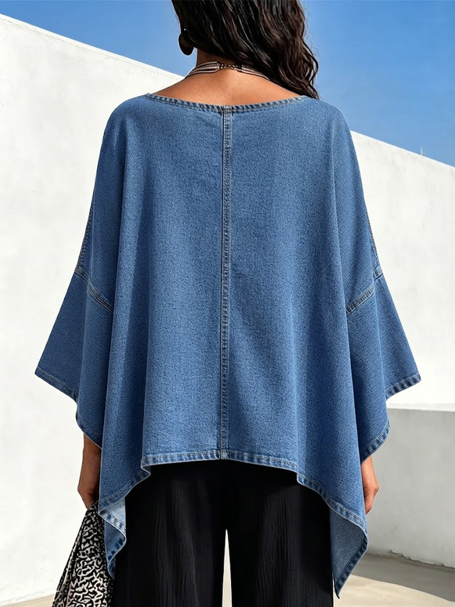 Top de mezclilla de corte holgado con escote en V estilo capa, mangas anchas acampanadas, dobladillo asimétrico y una silueta favorecedora.