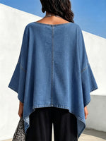 Top de mezclilla de corte holgado con escote en V estilo capa, mangas anchas acampanadas, dobladillo asimétrico y una silueta favorecedora.