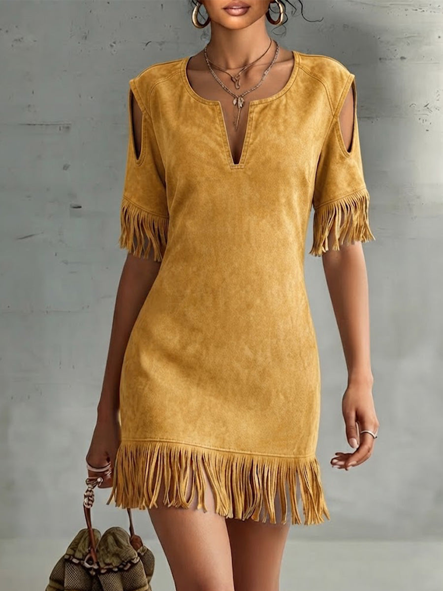 Midi-Kleid mit V-Ausschnitt, schulterfrei, kurzen Ärmeln und lockerem Schnitt aus Kunstwildleder mit Fransen-Details – perfekt für einen Urlaubslook.
