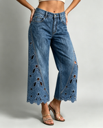 Jeans a gamba larga corti con ritagli floreali chic