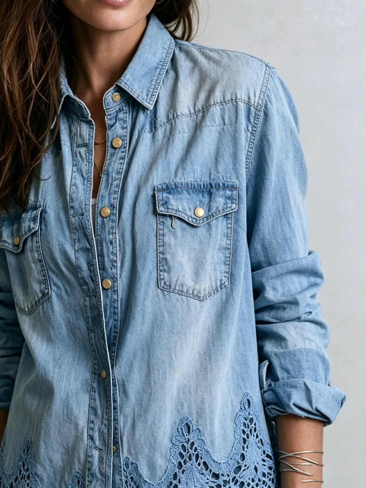 Damen Denim-Hemd mit langer Schnittführung und Spitzenbesatz