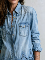 Damen Denim-Hemd mit langer Schnittführung und Spitzenbesatz