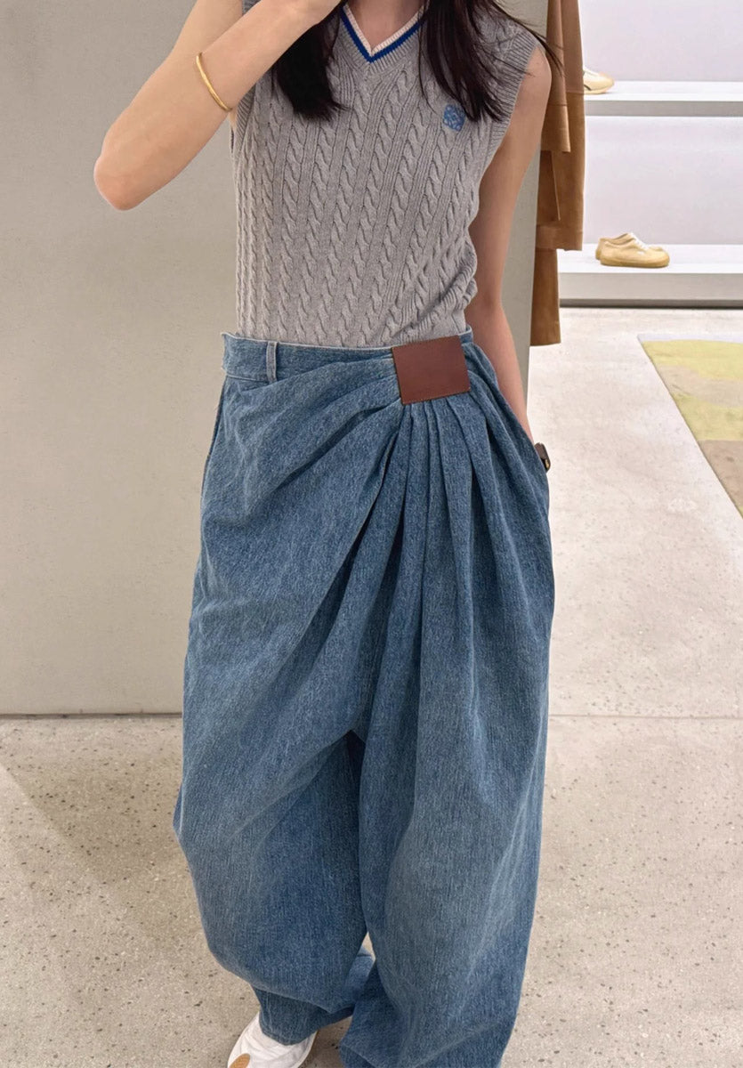 Pantaloni di jeans alla moda, larghi, asimmetrici con arricciature in stile casual retrò