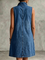 Vestito corto senza maniche in denim lavato con collo alla coreana, mezza cerniera, stampa leopardata e tasca a toppa, modello ampio.