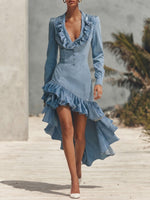 Waschkleid aus Denim mit langen Ärmeln, V-Ausschnitt, Rüschendetails und asymmetrischem Saum (vorne kürzer, hinten länger)