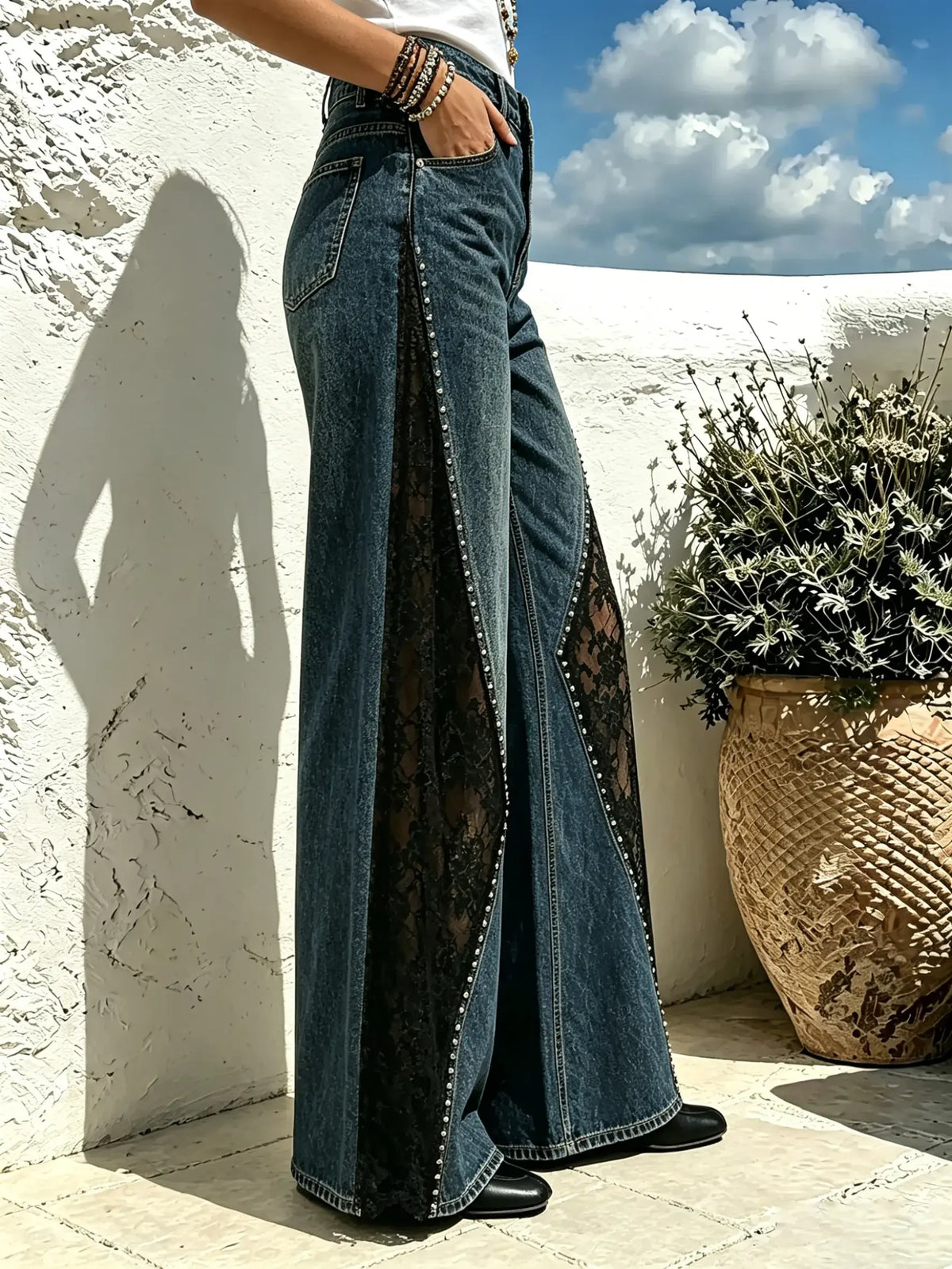 Damen Jeans mit seitlicher Spitzenverzierung und Strasssteinen, ausgestelltem Bein