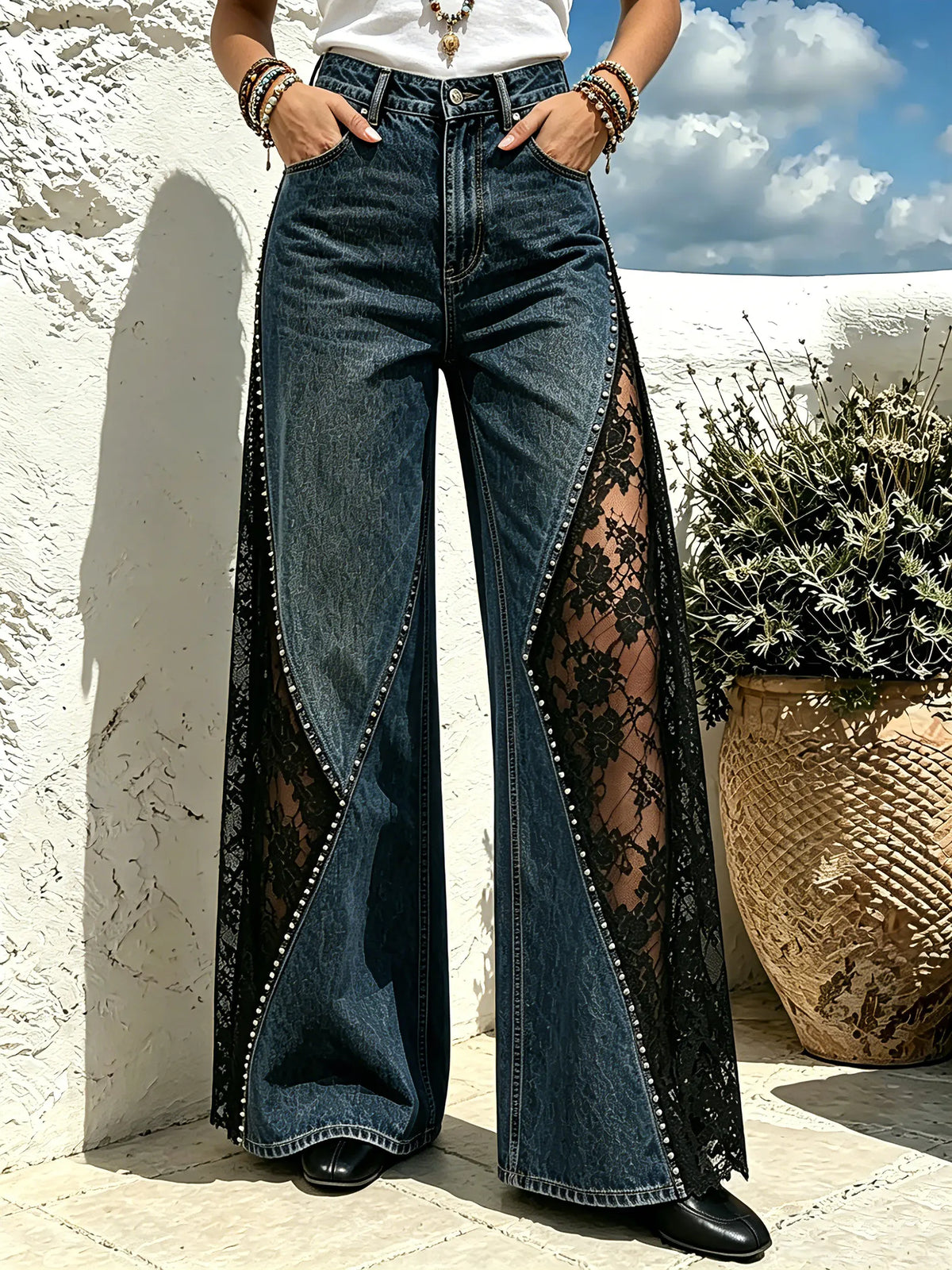 Damen Jeans mit seitlicher Spitzenverzierung und Strasssteinen, ausgestelltem Bein
