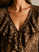 Blusa de gasa con volantes y estampado de leopardo para mujer con escote en V