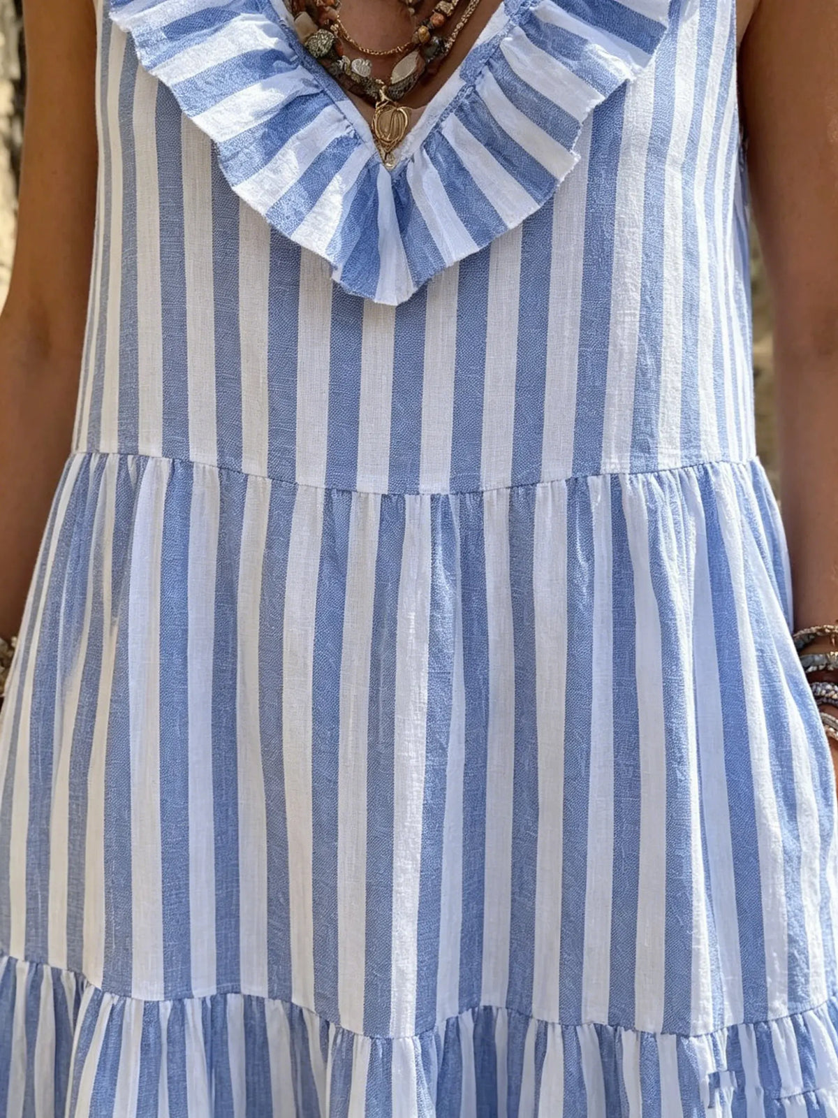 Damenkleid mit blauen und weißen Streifen, gestuft und mit Rüschen versehen