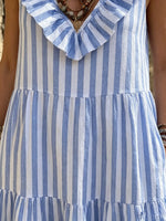 Damenkleid mit blauen und weißen Streifen, gestuft und mit Rüschen versehen