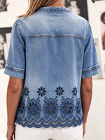 Damen Jeanshemd mit Blumenstickerei, V-Ausschnitt, Tasche und kurzen Ärmeln, gewaschenes Denim