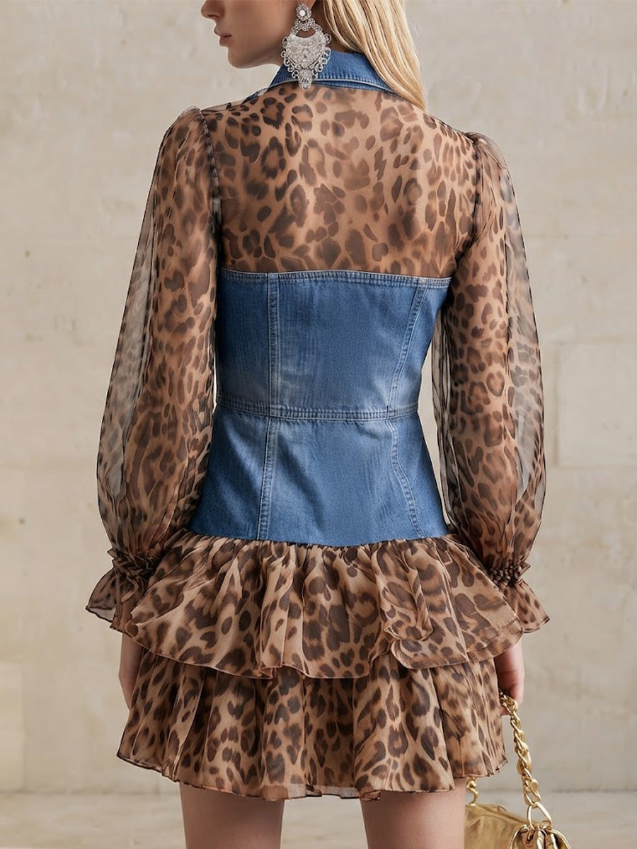 Vestido camisa combinado de mezclilla lavada y gasa con estampado de leopardo, con cuello, cierre frontal de botones, cintura ajustada y dobladillo con volantes de doble capa.