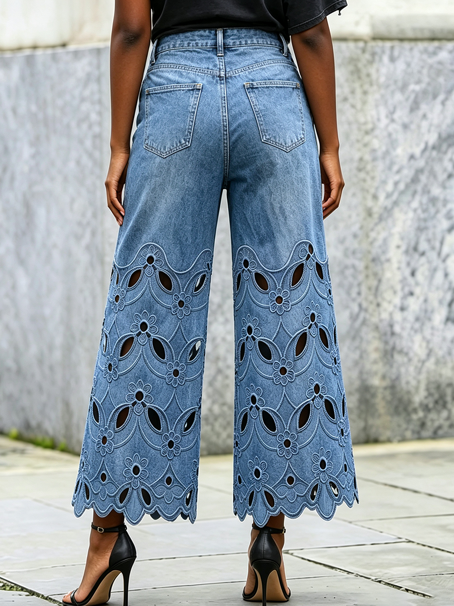 Jeanshose im Vintage-Stil mit floraler Stickerei, kurz geschnitten
