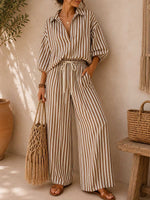 Completo da donna in cotone e lino con stampa a righe: top ampio con rever e maniche 3/4, e pantaloni a gamba larga a vita alta