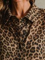 Dames doorschijnend overhemd met luipaardprint en knopen