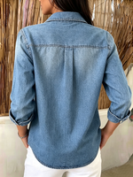 Camicia di jeans con ricamo floreale in stile vintage e ritagli
