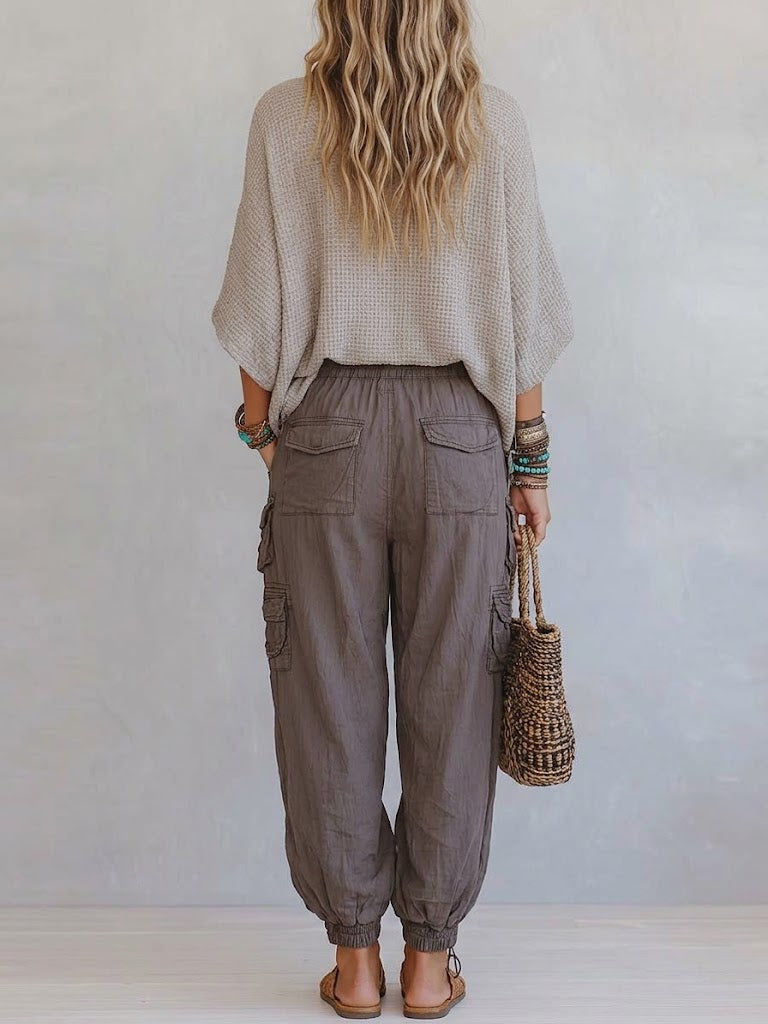 Completo casual e confortevole in due pezzi: maglia in cotone a nido d'ape e pantaloni cargo in cotone