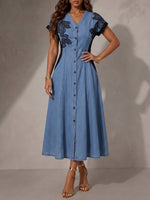 Stilvolles lässiges schwarzes Denim-Kleid mit Spitzenpaneelen