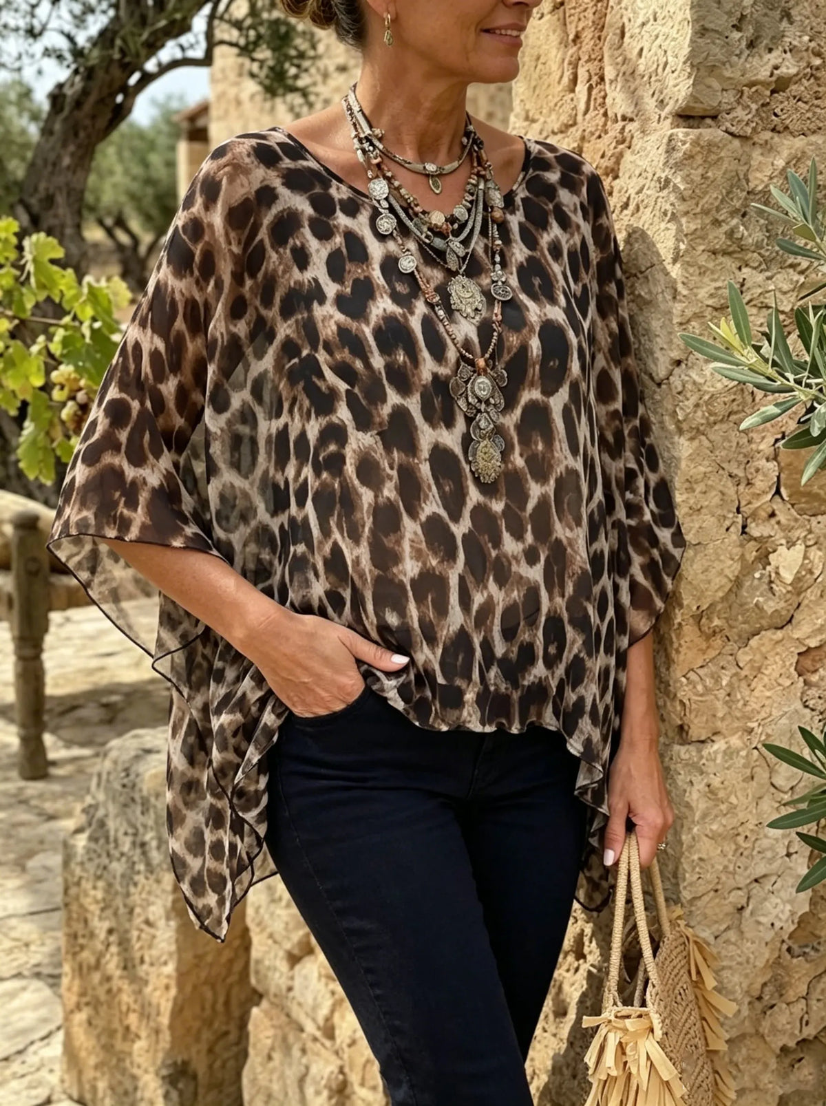 Blusa trasparente da donna con stampa leopardata