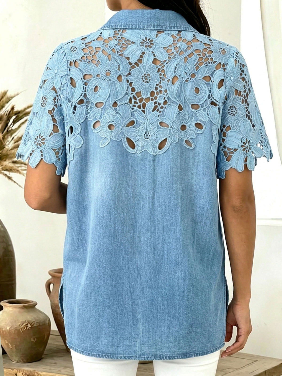 Damen-Jeanshemd mit Blumen-Augenlet-Spitze, eingesetzten kurzen Ärmeln und Kragen