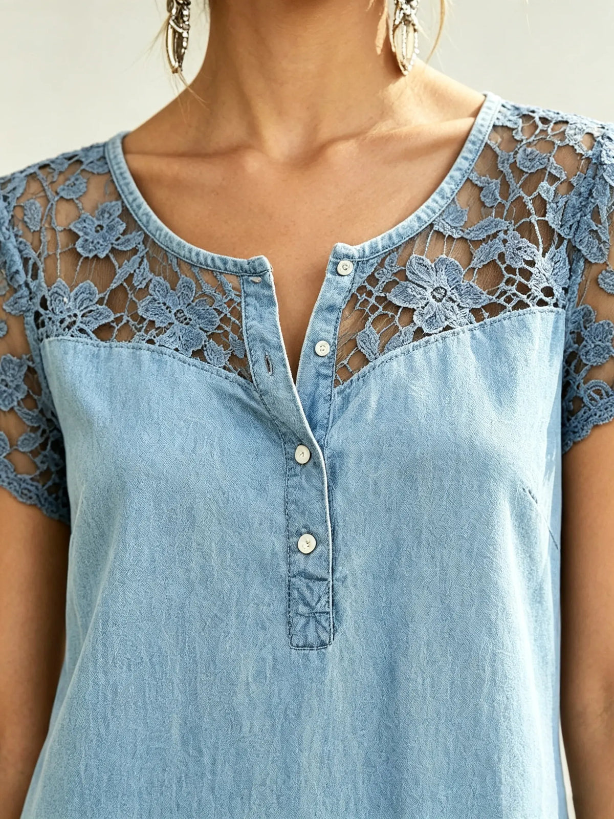 Vestido de mezclilla para mujer con panel de encaje, escote en V y bolsillos